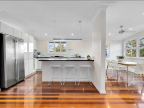 Elegant Villa Near Shopping Mall, Jindalee